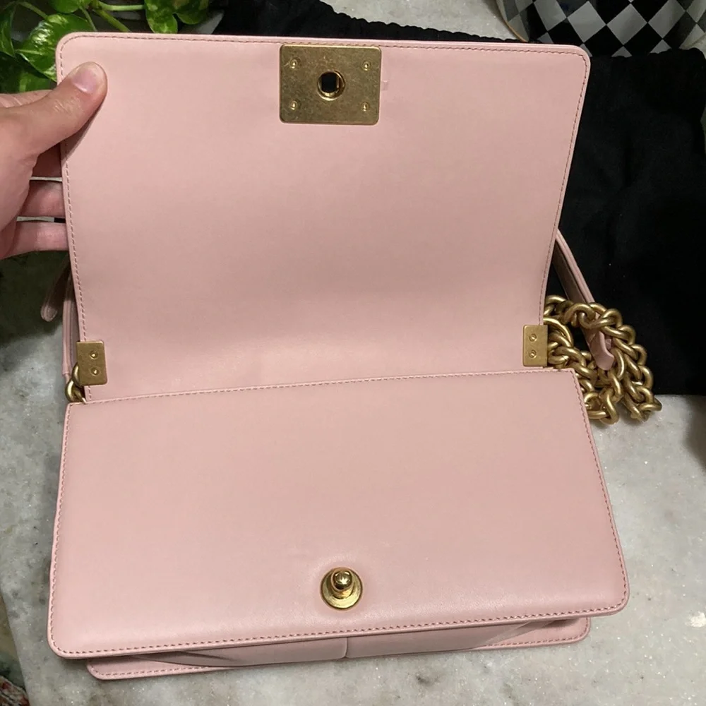 Chanel pink medium boy bag- matte gold chain - Picture 9 of 17